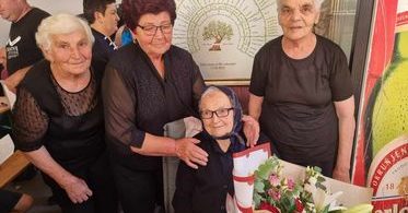 Anica Vukoja iz Rakitna obeležila 90. rođendan Anica Vukoja iz Rakitna obeležila 90. rođendan
