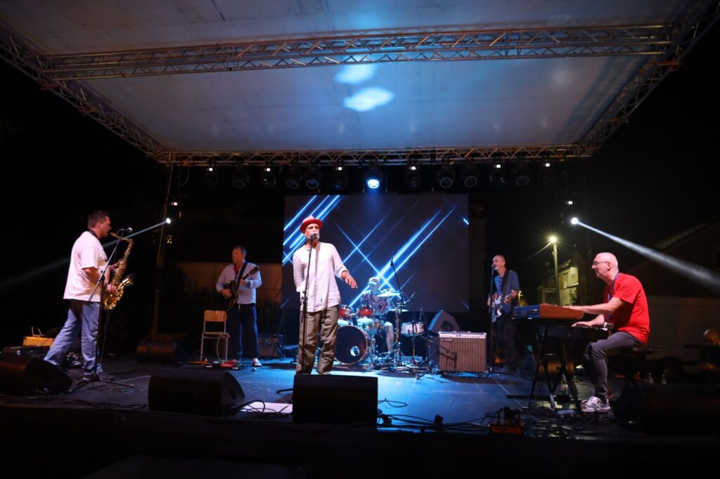Početak petogodišnje tradicije u Ljubuškom sa hitovima Dine Dvornika na Jazz Festu