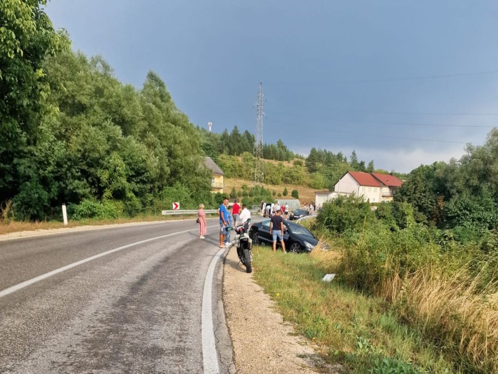 Prva kiša nakon dugog vremena donijela je probleme na našim putovima. Prva kiša nakon dugog vremena donijela je probleme na našim putovima.
