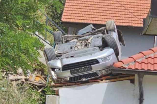 Škoda završila na krovu vikendice