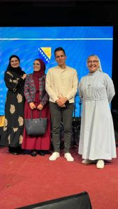 Emotivna večer Armina Muzaferije u Livnu, uz koncert i borce za međureligijski dijalog, muallima Šejlu i časnu sestru Blanku.