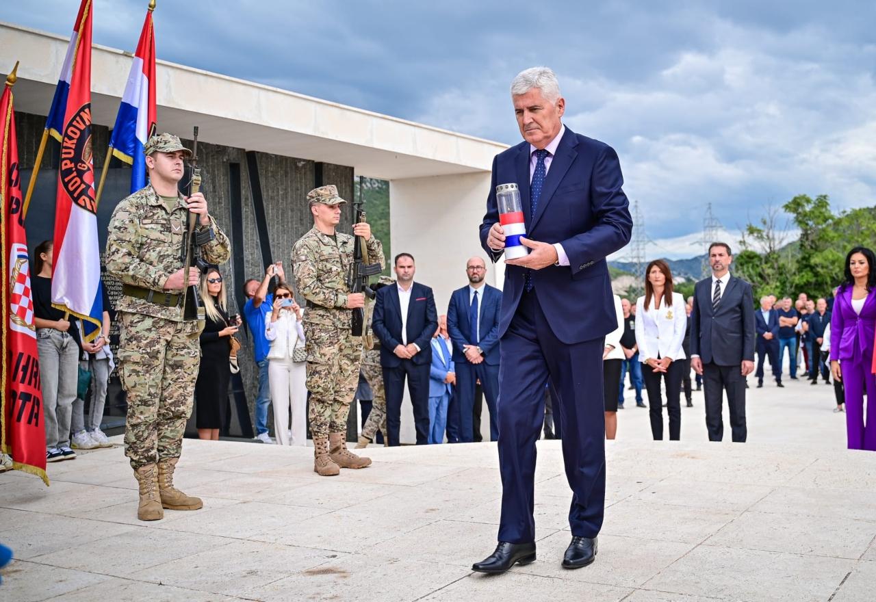 FOTO / Svečano obilježen Dan branitelja Neuma